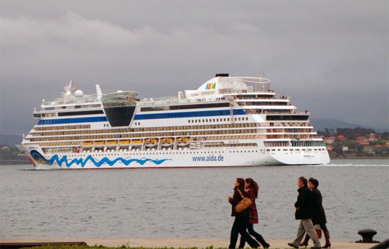 Numerosos cruceros llegan cada año al puerto de Santander. Guiarte.com/ José Manuel Fernández Miranda.