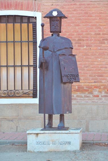 Estatua metálica dedicada al peregrino jacobeo en Revenga de Campos, Palencia. Imagen de José Holguera (www.grabadoyestampa.com) /Guiarte.com