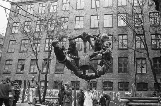 Palle Nielsen. Un grupo de activistas en Copenhague (marzo de 1968) despeja un patio trasero para construir un parque infantil.