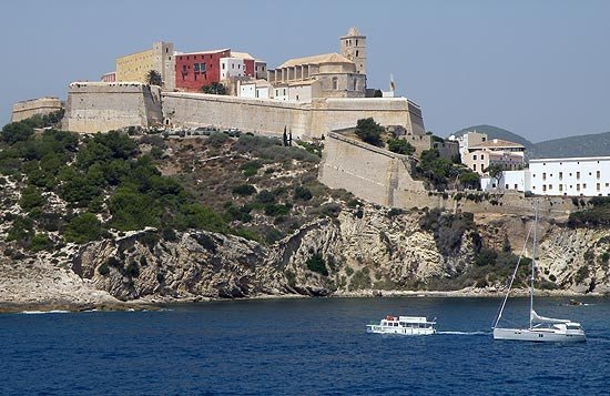 La isla de Ibiza se encuentra al este de la Península Ibérica, en el mar Mediterráneo. Foto de Manuel Fernández Miranda. Guiarte Copyright.