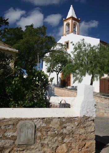 Iglesia en el municipio ibicenco de Sant Joan de Labritja. Foto Turismo de Ibiza.