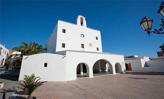 La iglesia de Sant Josep de sa Talaia es típicamente ibicenca, con paredes blancas. Su origen data de 1726. Foto Turismo de Ibiza.