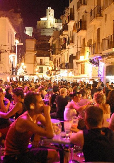 Las calles se llenan de animación al caer la noche en el municipio de Eivissa. Foto Turismo de Ibiza.
