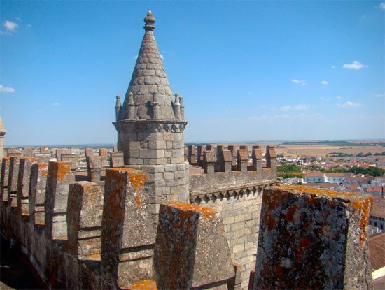 Desde el tejado de la catedral se observa el caserío de Évora y los campos ondulados del Alentejo. Imagen de Tomás Álvarez/Guiarte.com.