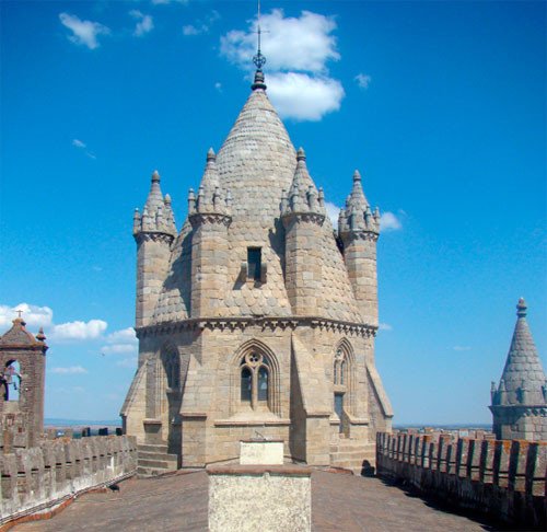 El poderoso cimborio de la catedral de Évora. Imagen de Tomás Alvarez/Guiarte.com
