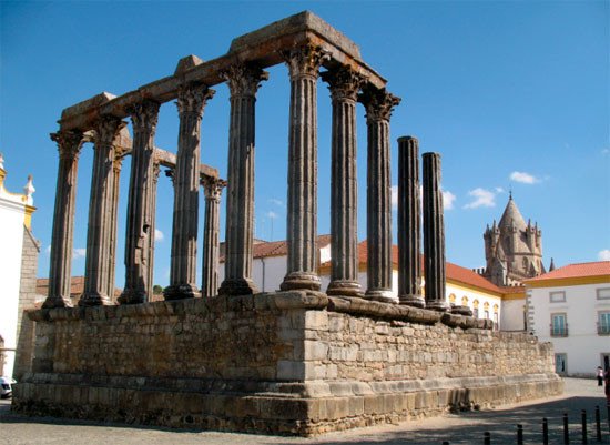 Templo romano de Évora. Imagen de Tomás Alvarez/Guiarte.com