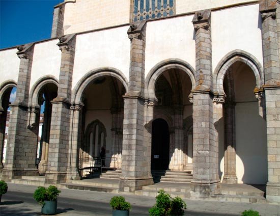 El extraño pórtico de la iglesia de los franciscanos de Évora. Imagen de Tomás Alvarez/Guiarte.com