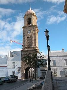 La popular Torre (o Arquillo) del Reloj, en la plaza Mayor de Chiclana. guiarte.com. Copyright