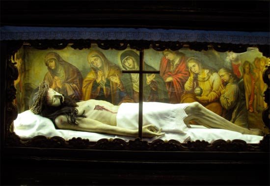Iglesia de los franciscanos de Évora. Cristo en el sepulcro. Imagen de Tomás Alvarez/Guiarte.com