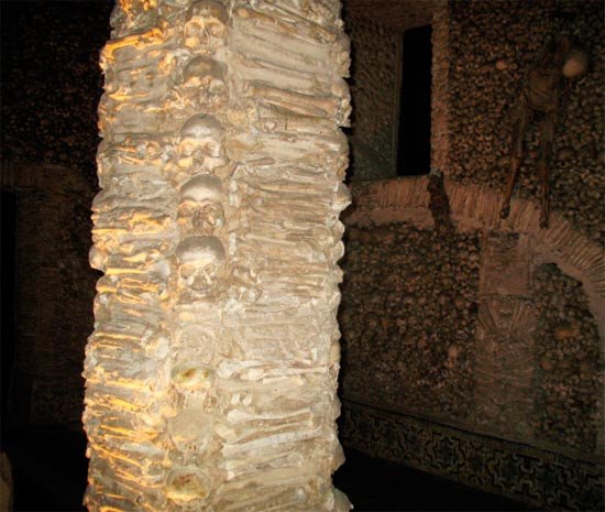 Évora: capilla de los Huesos. Hasta las columnas están forradas de huesos de difuntos. Imagen de Tomás Alvarez/Guiarte.com