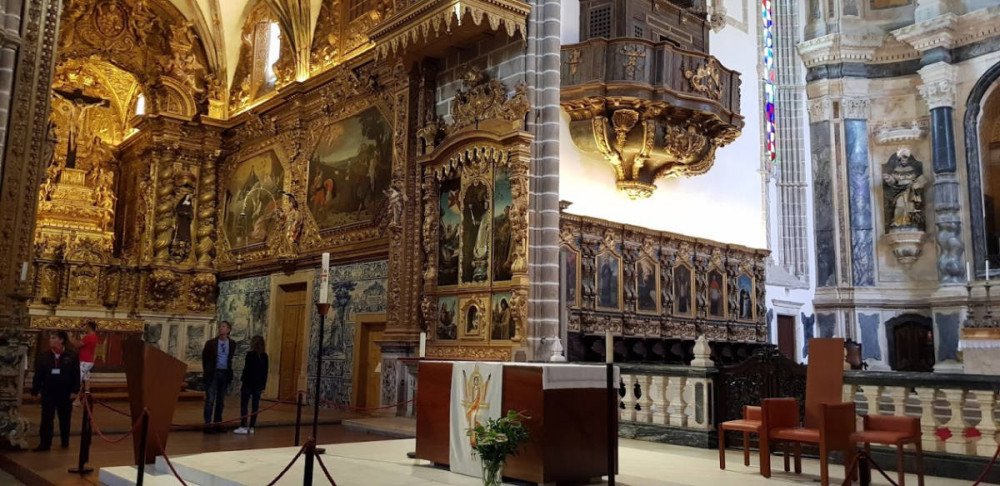 Iglesia de San Francisco. A la izquierda de la imagen, la suntuosa capilla barroca de la Orden Tercera. A su desecha se aprecia parte del retablo de la Capilla Mayor, de época más tardía. Imagen de Gu