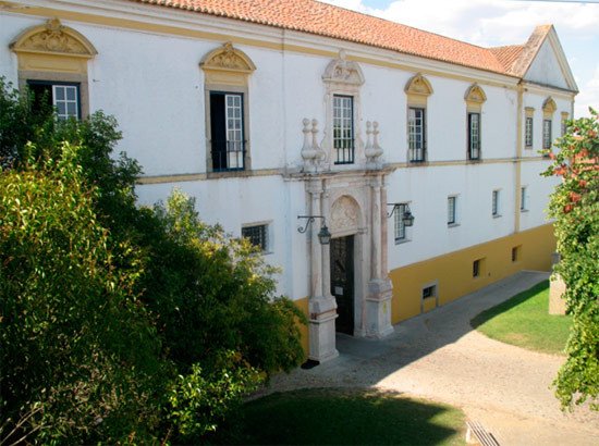 Portada de la universidad de Évora. Imagen de Tomás Alvarez/Guiarte.com