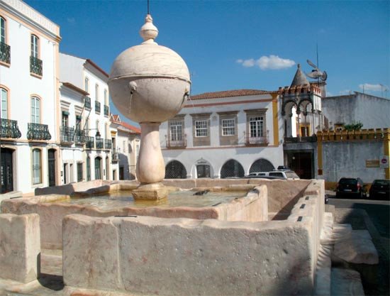 Largo Porta de Moura, presidida por una bella fuente renacentista, en Évora. Imagen de Tomás Alvarez/Guiarte.com