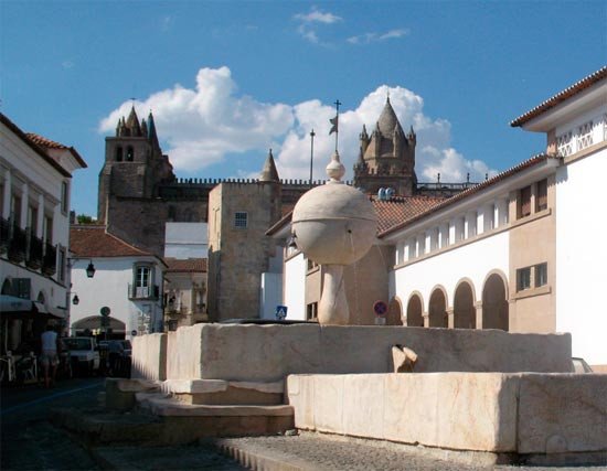 Largo Porta de Moura, a la izquierda de la fuente, las torres de la puerta medieval, al fondo, la catedral. Imagen de Tomás Alvarez/Guiarte.com
