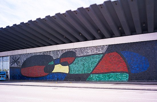 Mural de l&#180;Aeroport, 1970. Foto: Jaume Blassi. Joan Miró