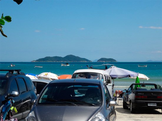 La playa es comercio, aparcamiento, barullo y paisaje, con el mar y el archipiélago de las Irmã. Imagen de guiarte.com. Copyright.