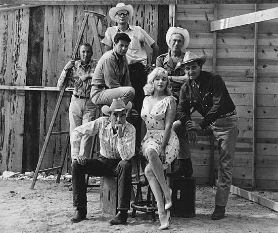Marilyn Monroe, Clark Gable, Montgomery Clifty EliWallach y el director John Huston. Nevada. 1960.