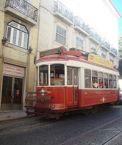 Los tranvías añaden colorido a Lisboa, un sonido peculiar y mucha vida mediante el movimiento. Imagen de Ana Alvarez/Guiarte.com