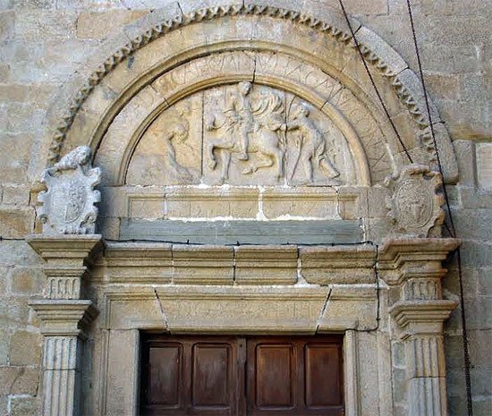 Puerta ubicada al pie del templo de San Martín de Castañeda , con el relieve de San Martín y la lápida fundacional. Imagen de Raquel Alvarez Canseco/Guiarte.com