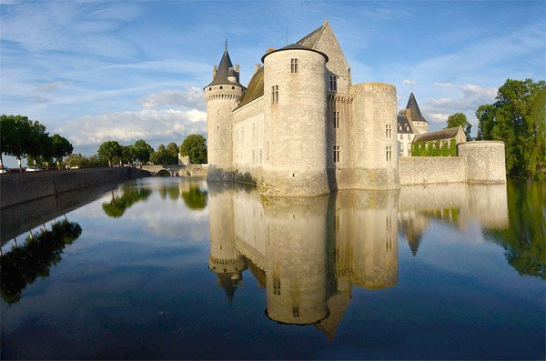 Recorrer la región en barco es la oportunidad perfecta para ver castillos como el de Sully-sur-Loire. Christian Beaudin