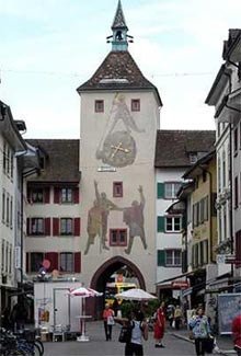 Puerta medieval de Liestal, al fondo de la calle principal de esta pequeña ciudad suiza. guiarte.com. Copyright