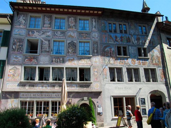 La Weisser Adler, con el mural renacentista más antiguo de Suiza. Imagen Guiarte.com