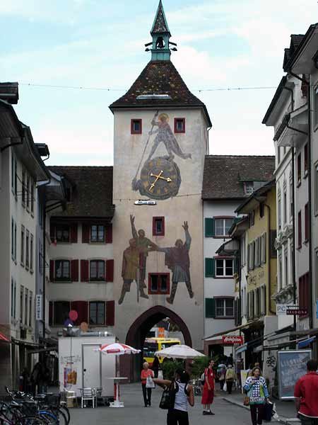 Puerta medieval de Liestal, al fondo de la calle principal de esta pequeña ciudad suiza de Liestal. guiarte.com. Copyright