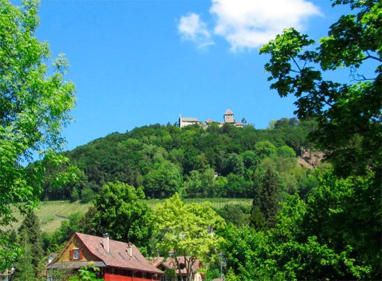 &#8230;Y dominando la colina, al lado del casco urbano de Steim am Rhein, se eleva el pequeño castillo de Hohenklingen. Imagen, Guiarte.com.