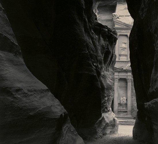 El Khaznhe desde el Siq, Petra (Jordania), 1985. Emmet Gowin