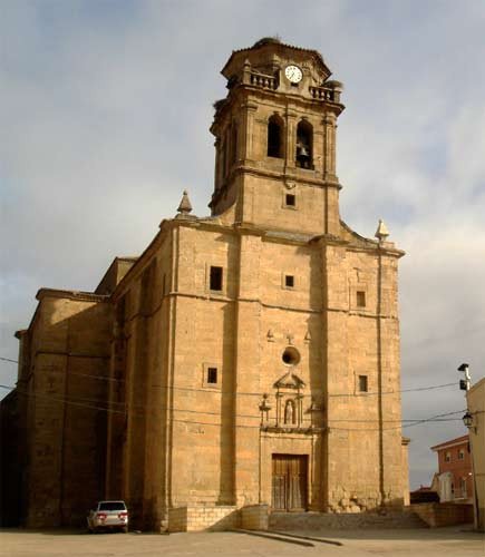 La poderosa silueta de Santa María del Castillo, en Fuentesaúco. Guiarte.com. Copyright