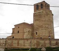 La poderosa silueta del tempo de Barromán, con su torre-fortaleza. guiarte.com