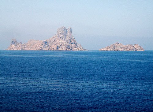 Los islotes de  Es Vedrà y Es Vedranell son una seña de identidad de la costa ibicenca. Imagen J. M Fernández Miranda/Guiarte.com