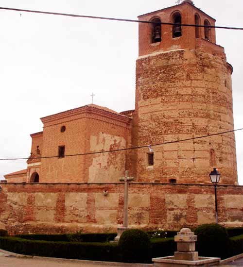 La poderosa silueta del tempo de Barromán, con su torre-fortaleza. guiarte.com