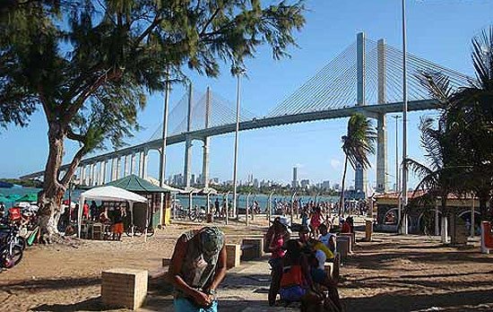 La playa de Redinha, con el Puente de Todos y la ciudad de Natal al fondo. Foto Guiarte.com