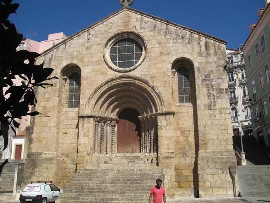 Numerosos viajeros llegan a Compostela procedentes de Portugal. iglesia de Santiago en Coimbra. Guiarte.com