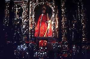 El Santo, en el pequeño altar barroco. Foto guiarte