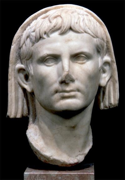 Representación del emperador Augusto como Pontifex Maximus. Mármol de Carrara. Siglo I d.C. Teatro romano, Mérida.