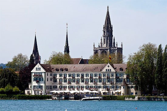 Imagen de Constanza, con las flechas de la catedral al fondo, desde la orilla del lago. Imagen de Ralf Brunner/ Deutsche Zentrale für Tourismus.