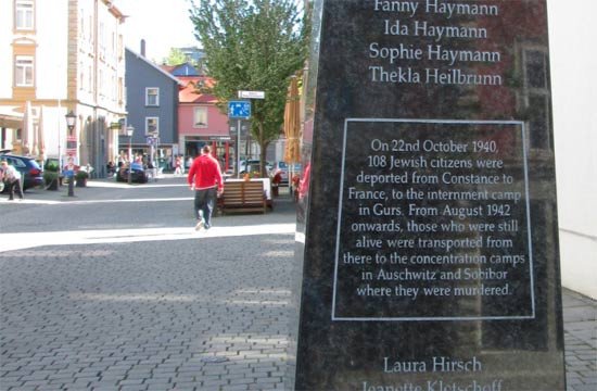 Un pequeño obelisco recuerda a los últimos judíos de Constanza, enviados a los campos de exterminio.  Imagen de Guiarte.com 