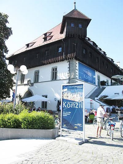 El edificio Konzil, en Constanza (Alemania), desde el paseo a la orilla del lago. Imagen de guiarte.com