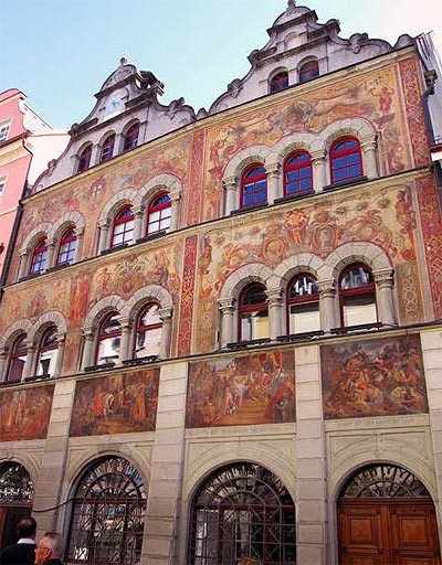 La artística fachada del ayuntamiento de Constanza (Alemania). Imagen de Guiarte.com