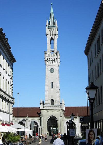 La estación ferroviaria de Constanza (Alemania), junto al lago, tiene una torre de indudable aire italiano. Imagen de Guiarte.com