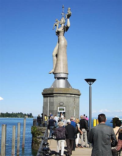 La voluptuosa Imperia, con el poder civil y religioso en sus manos, gira en el puerto de Constanza (Alemania) Imagen de Guiarte.com