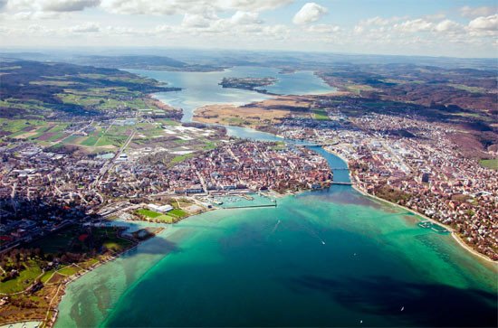 Vista aérea de Constanza, entre las dos partes del lago: Bodensee y Untersee, al fondo.Imagen Mortitz Kertzscher/Tourist Information Konstanz GmbH