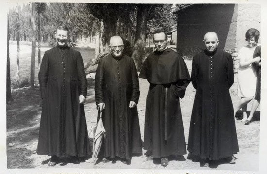 Sacerdotes en Villamejil. Imagen cortesía de Narciso García/La Cepeda en Blanco y Negro