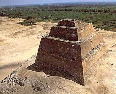 Vista de la Pirámide de Meidum. Turismo de Egipto.