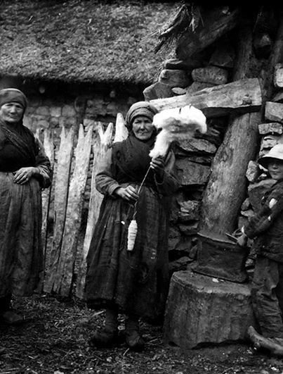  La hilandera. Mujer hilando lana, en La Cepeda Alta, hacia mediados del siglo XX. Colección de Vicente González. La Cepeda en Blanco y Negro.
