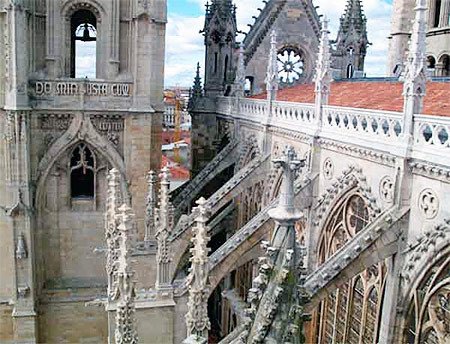 Los arbotantes de la catedral de León, desde el tejado de la misma. Guiarte Copyright