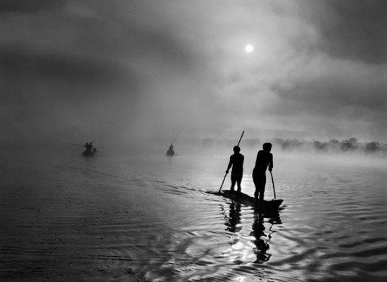 En la región del Alto Xingú, en el estado brasileño de Mato Grosso, un grupo de waurás pescan en el lago Piyulaga. Sebastião Salgado. 2005