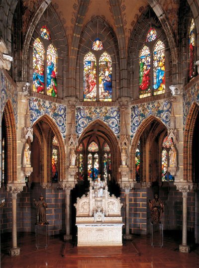 La &#8220;Sainte Chapelle&#8221; modernista que hizo Gaudí en el palacio astorgano. Imagen de Amando Casado para Guiarte.com.